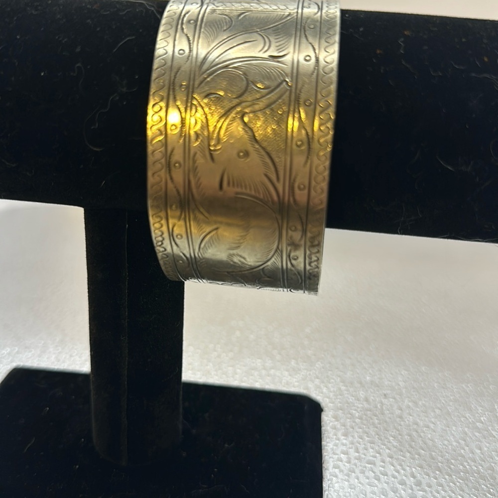 Bracelet adorable silver tone with elephants on it and very good condition.​​